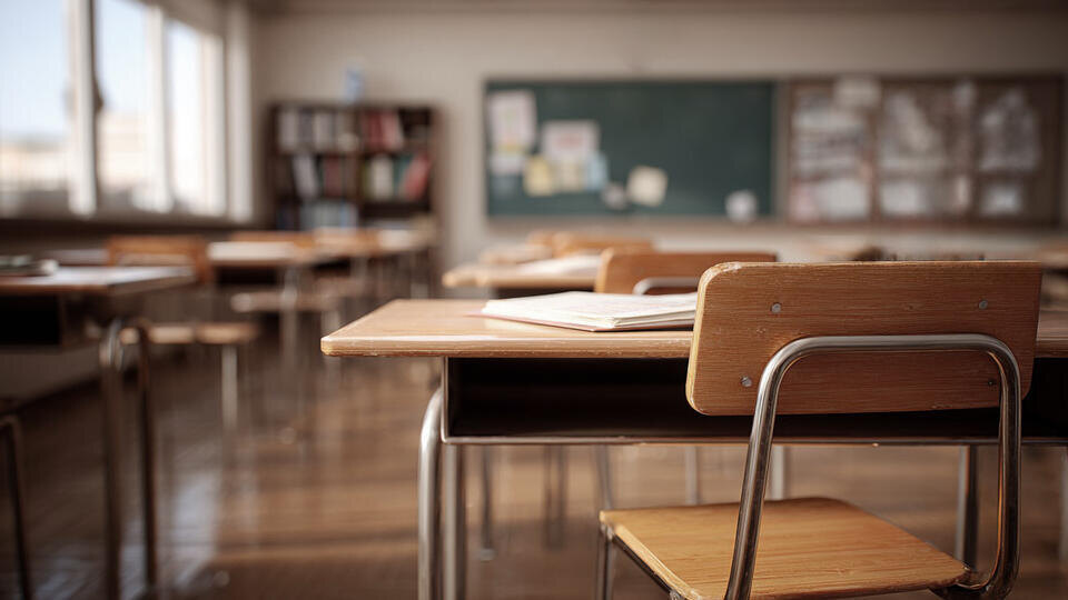     Учительница совратила 12-летнего школьника и родила от него ребенка РЕН ТВ