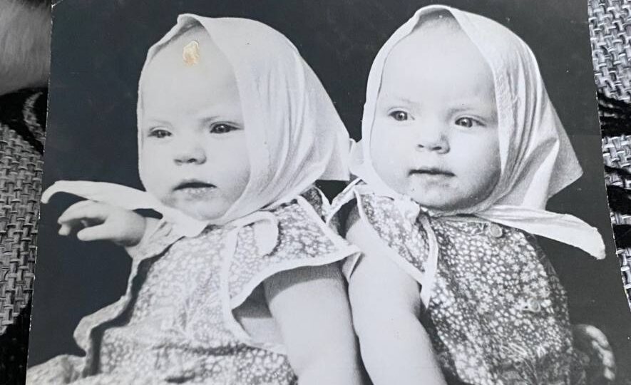 Разбирала сейчас полку с 📚 книгами и нашла там свою фотографию