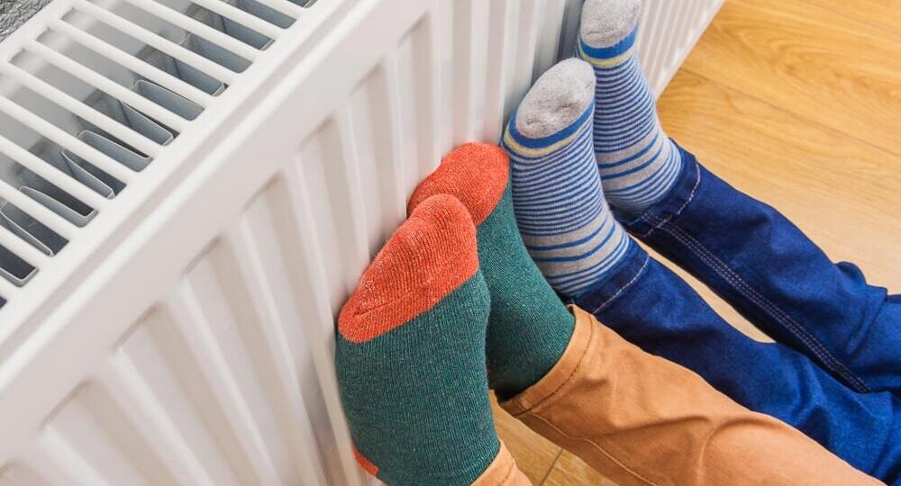 Почему батарея греет, а ноги мёрзнут — и что с этим делать