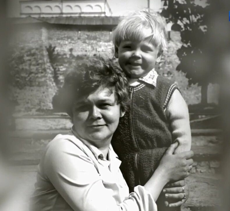    Детство Ильи Соколовского, омраченное тайной об отце.