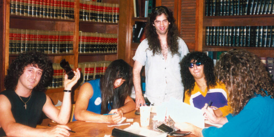 Он сделалу тату с лого группы, а его уволили через 2 недели