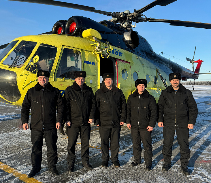 На фото слева направо: Артём Начинов, командир-инструктор ВС авиаэскадрильи № 2 летного отряда № 2
Марк Мисик, второй пилот авиаэскадрильи № 2 летного отряда № 2
Сергей Никитин, командир Ми-8 авиаэскадрильи № 2 летного отряда № 2
Николай Савин, бортмеханик авиаэскадрильи № 2 летного отряда № 2 
Иван Шпорт, командир летного отряда № 2