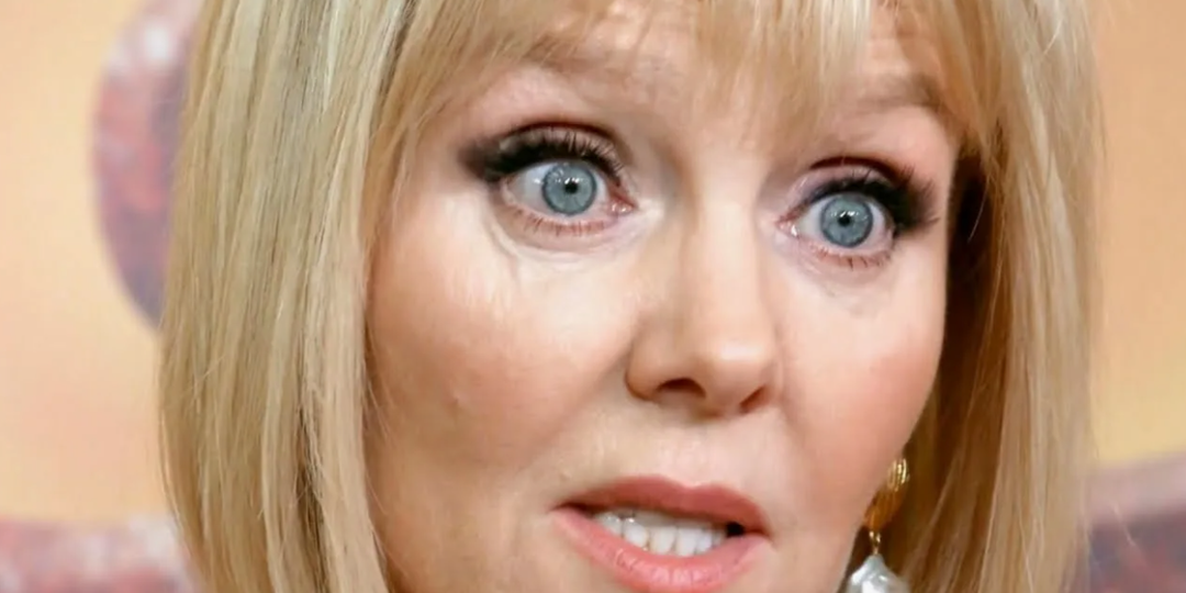 «Вон отсюда!»: Зрители, кидая стаканы и бутылки прогнали Валерию со сцены - «Улыбалась, пока в неё всё летело»