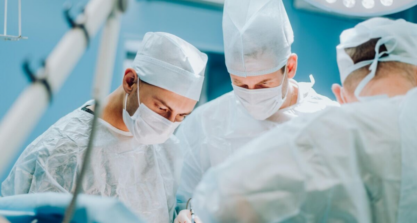    Хирурги в операционной | © iStock.com / JohnAlexandr