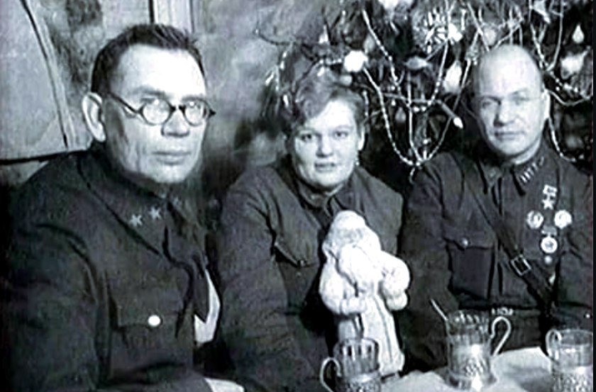 Андрей и Агнесса за новогодним столом.