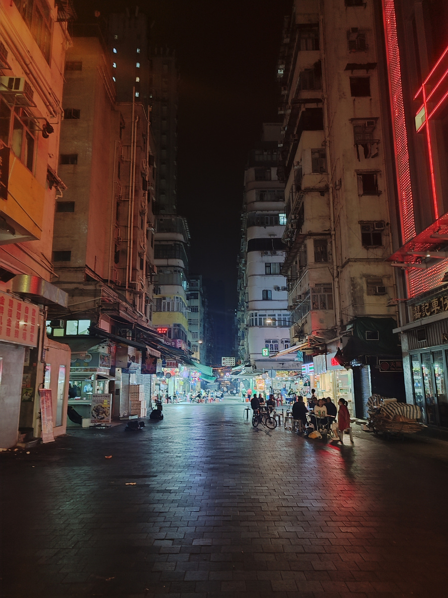 Что мне особенно понравилось в трущобах дистрикта Коулун, так это атмосфера добрососедства - поздно вечером, когда на улицах становится поспокойнее, друзья и соседи собираются в небольших уличных ресторанах, чтобы обстоятельно посудачить о всяком, не отвлекаясь на толпы и духоту дня.