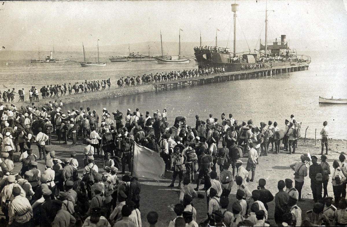 Бывало и такое: бежали в 1917-м, потом вернулись с наступавшими белыми в 1919-м. А потом — опять на корабли. 