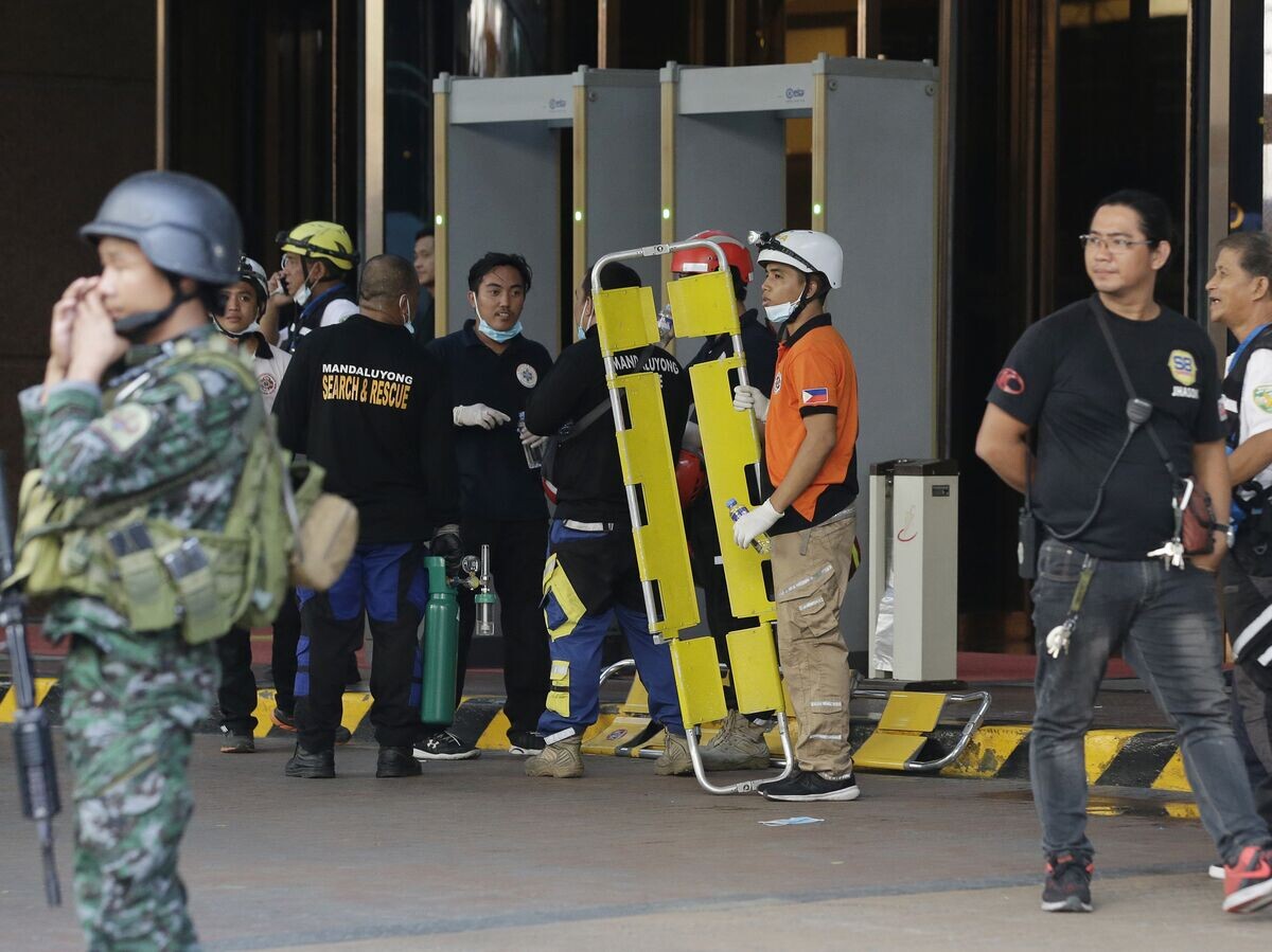    Спасатели снаружи отеля Resorts World Manila в Маниле, Филиппины. 2 июня 2017 | © AP Photo / Aaron Favila