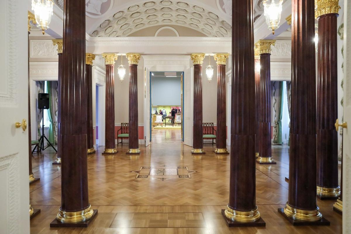 Источник: https://mr-7.ru/articles/2024/12/21/v-tsarskom-sele-posle-masshtabnoi-restavratsii-otkryt-zubovskii-fligel-ekaterininskogo-dvortsa-news