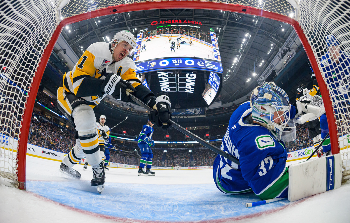    Форвард "Питтсбурга" Евгений Малкин и голкипер "Ванкувера" Кевин Ланкинен  Derek Cain/Getty Images