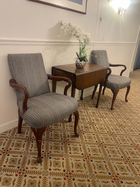 Парные кресла со столиком в коридоре отеля