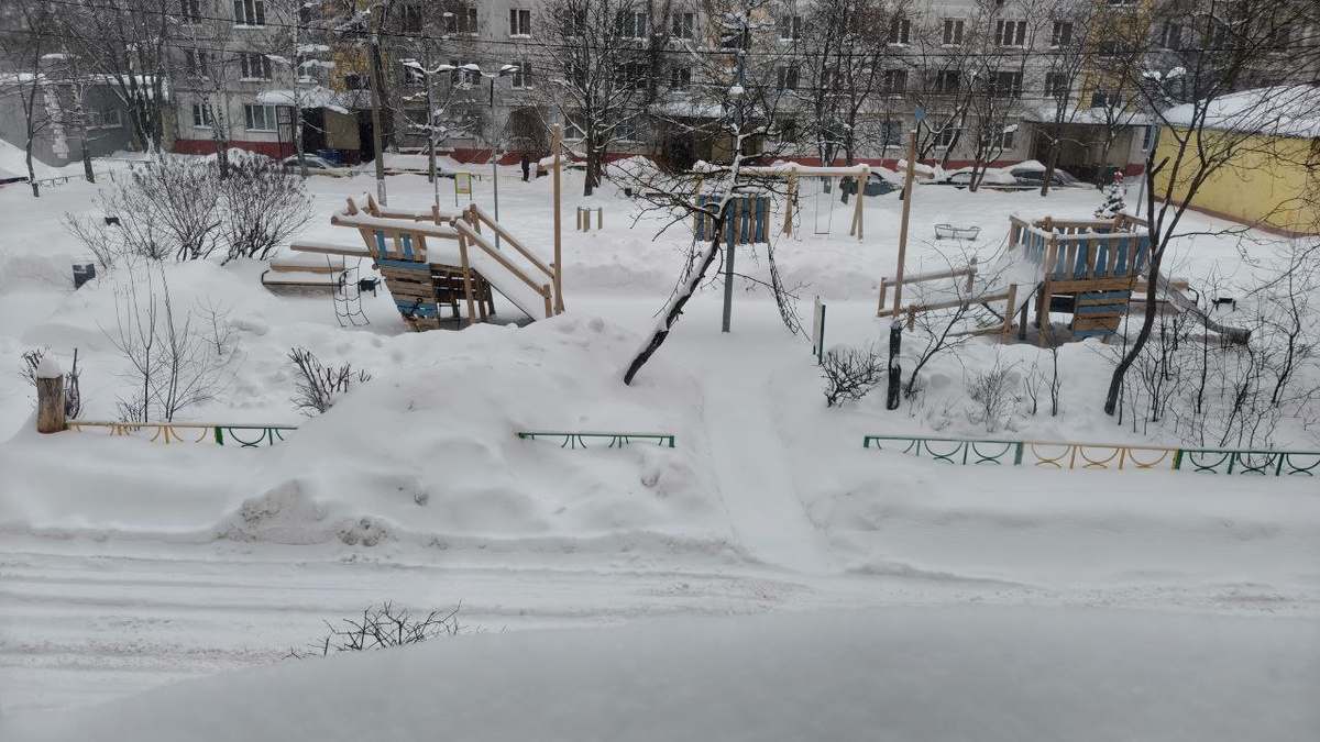 Замело площадку