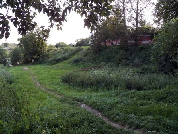 Это восточный угол того, что осталось от боголюбовских укреплений, — валы. И те почему-то не сохраняли! Фото взял отсюда: http://rusarch.ru/zagraevsky53.htm