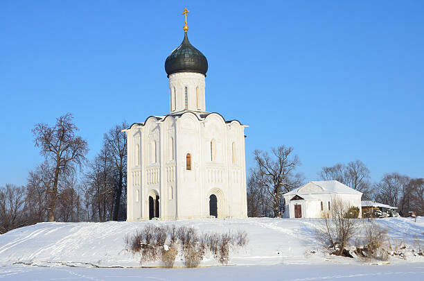 Это около этого посёлка находится церковь Покрова на Нерли! Фото из библиотеки iStock.