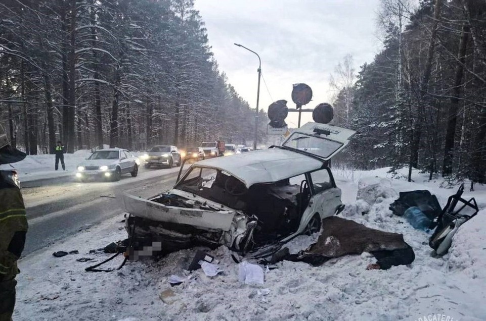    Чтобы извлечь пострадавшего из салона, понадобились ковшовые носилки. Фото: ТО ПСС