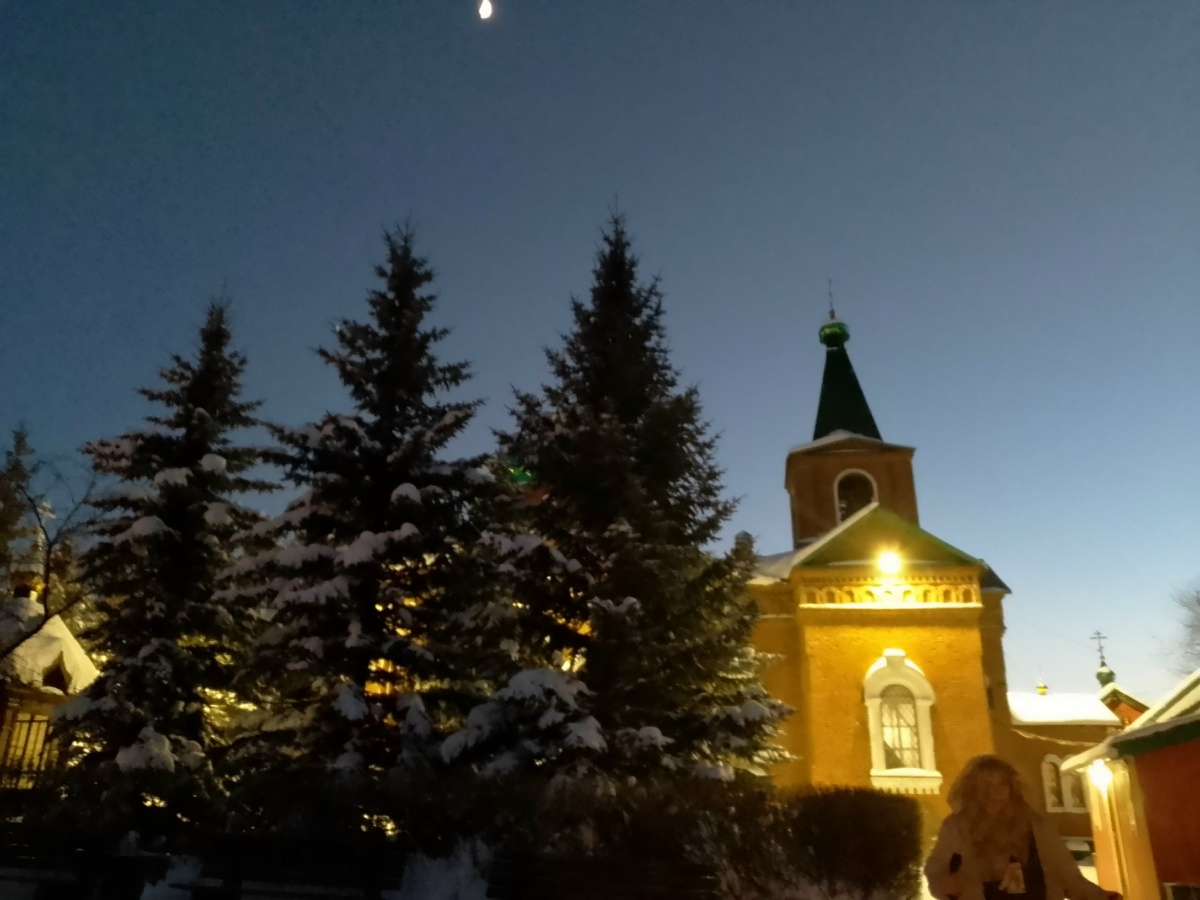 Храм и месяц над ним.