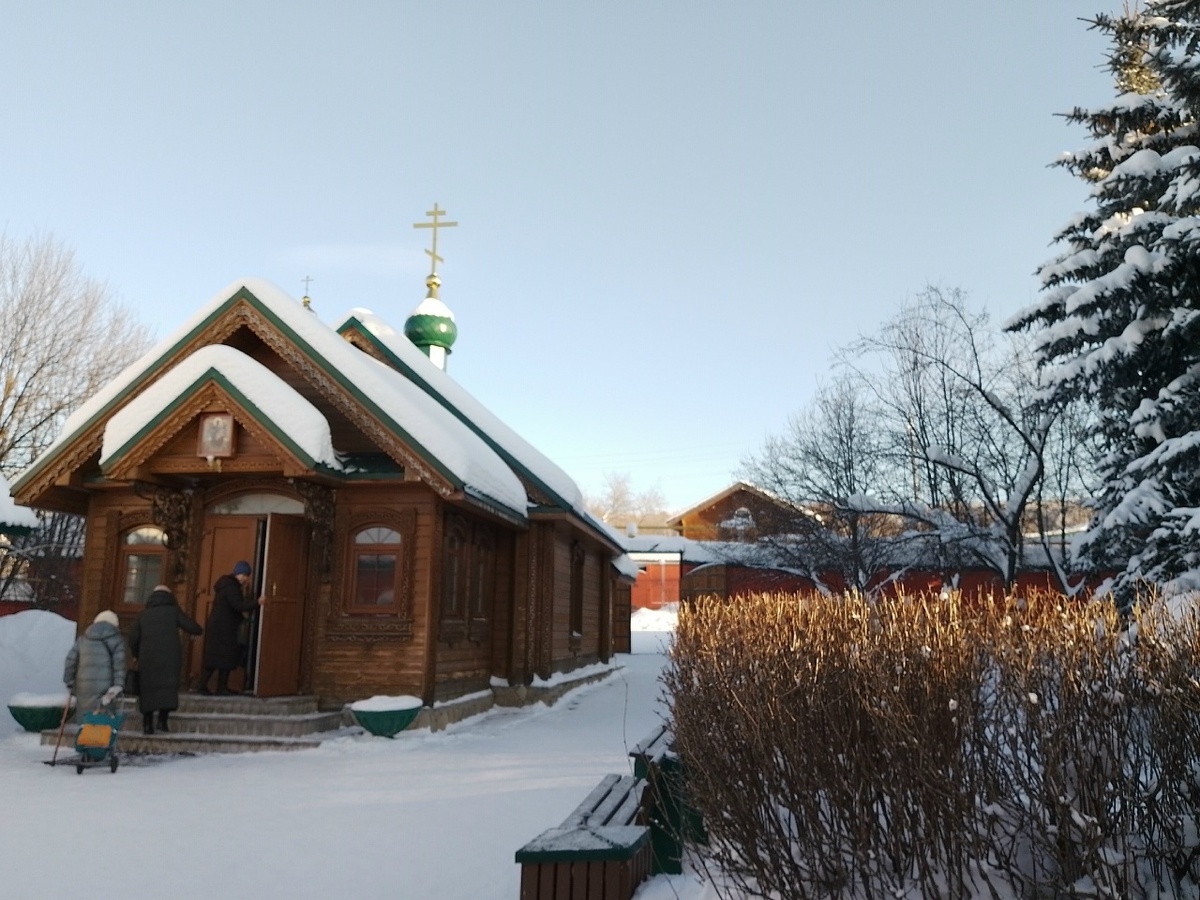 Всецарицынская церковь, за водой народ идет.