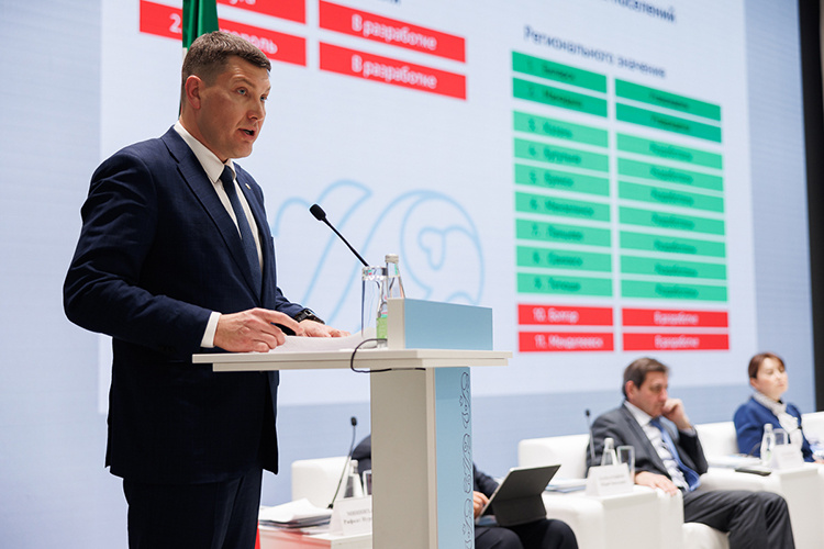    Кратко отчитавшись об успехах настоящих и будущих, Гущин перешел к проблемам.   
Фото: Сергей Елагин