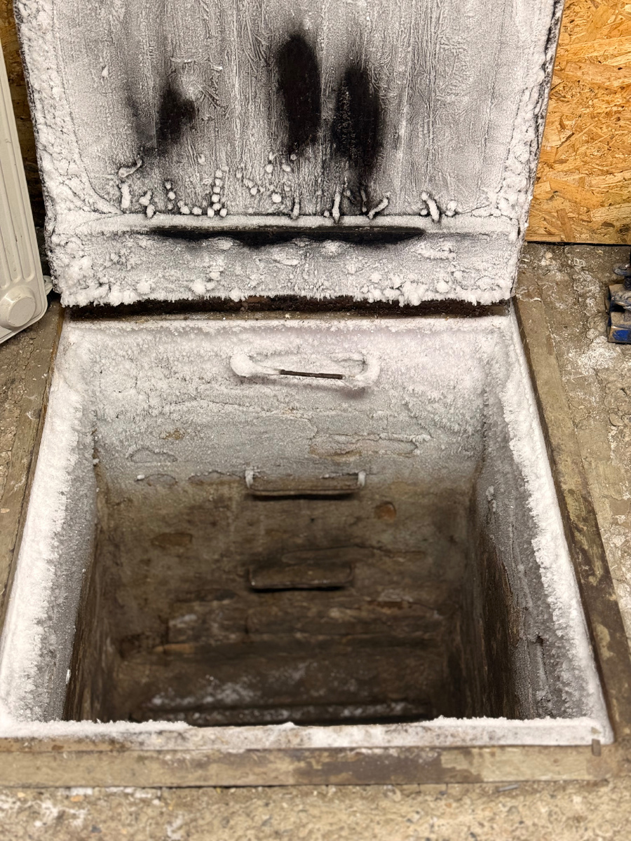 Немного подмерзший погреб.