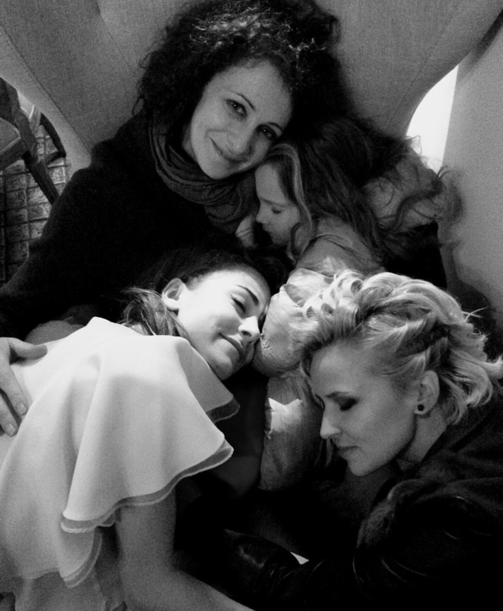     Ксения Раппопорт с дочерьми. Фото: Instagram (Запрещён в РФ) @kseniarappoport