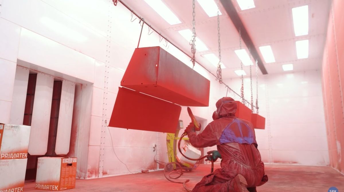 Порошковая окраска требует меньше расходных материалов, а система рекуперации позволяет повторно использовать до 98% излишков порошка.