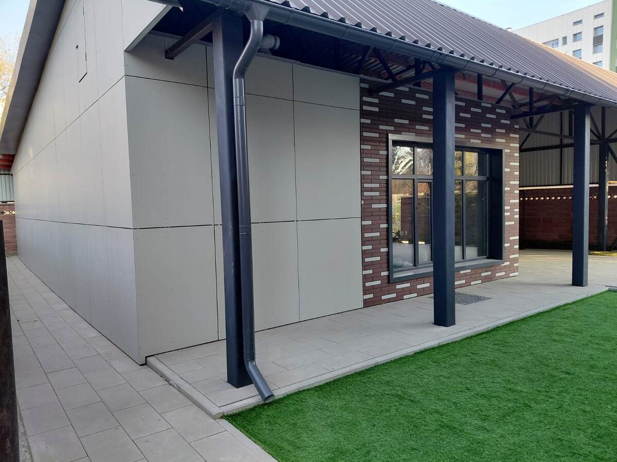 Фото объекта г.Астана 2025 г. (фиброцементная плита РосПлита гладкокрашенная и под Кирпич)