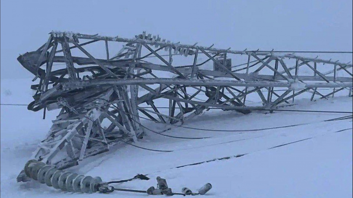 Местные говорят, что дело не в опорах. И до них проблемы были, просто настал день, когда накрылось вообще ВСЕ, а опоры стали лишь последней каплей