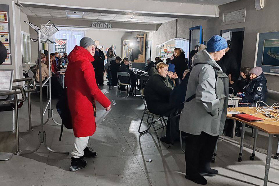 Можно прийти погреться вот в такой пункт и зарядить телефон или ноутбук