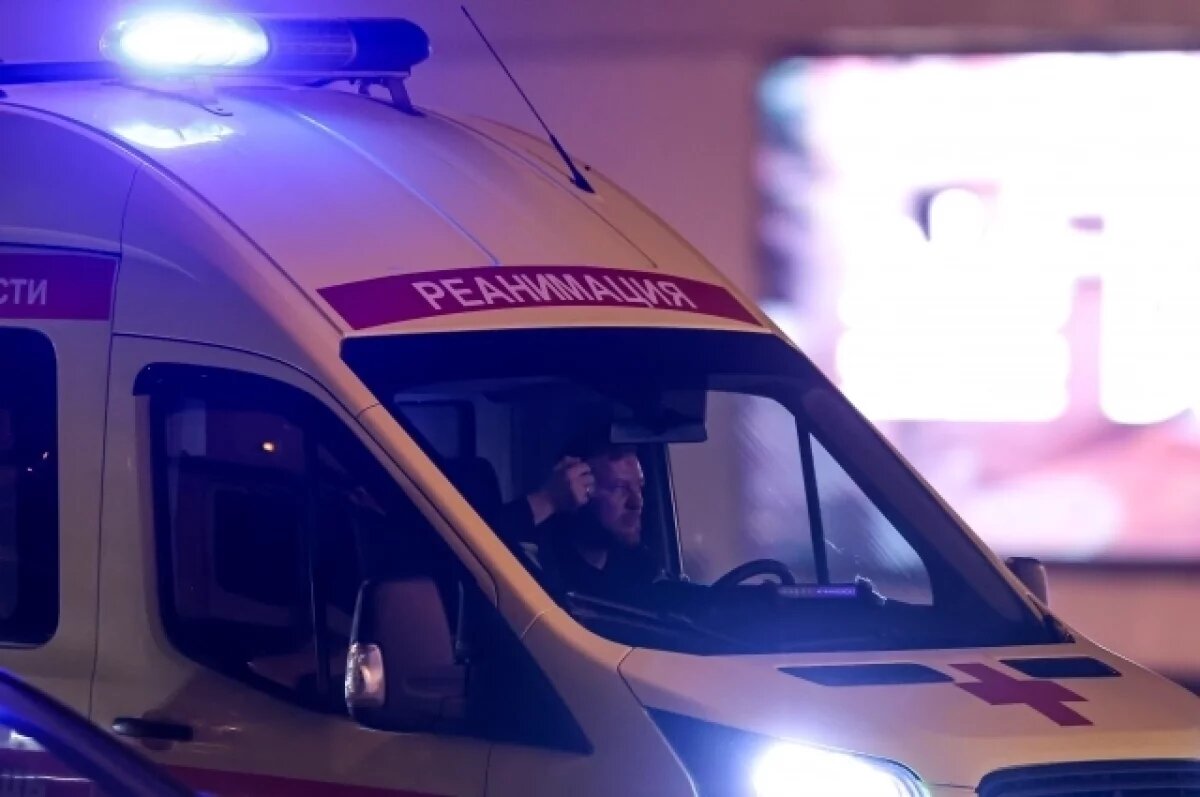    На месте аварии заметили автомобиль реанимации.
