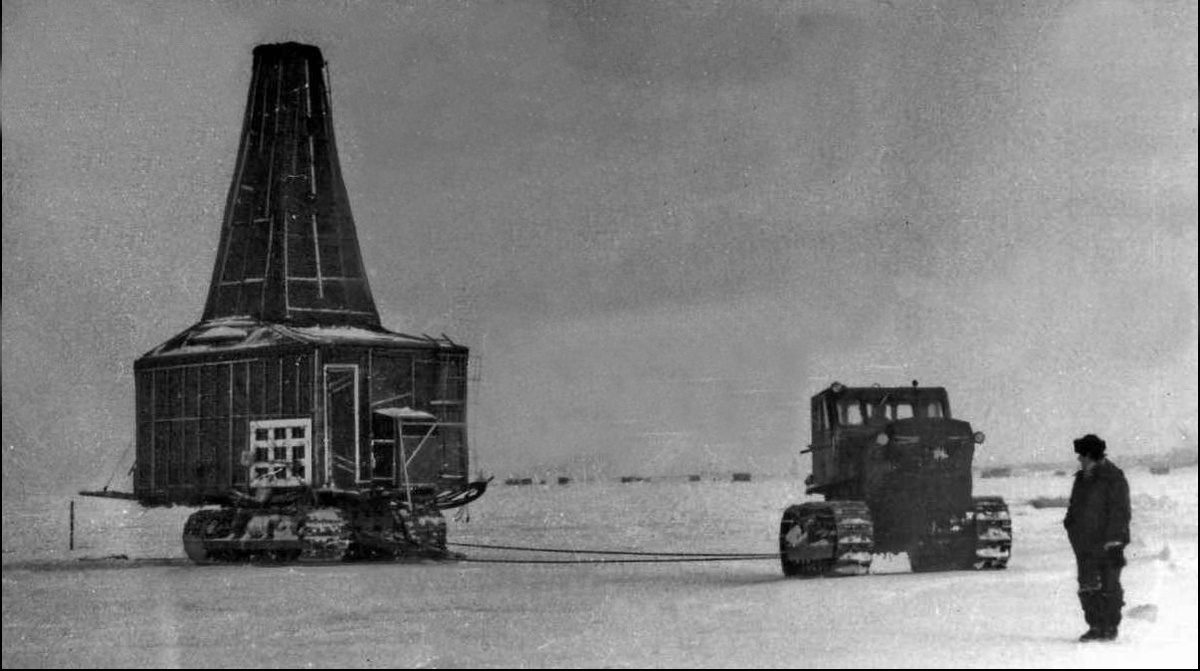 Подъезжая к бригаде, Зоя Ивановна увидела готовую к переезду буровую вышку