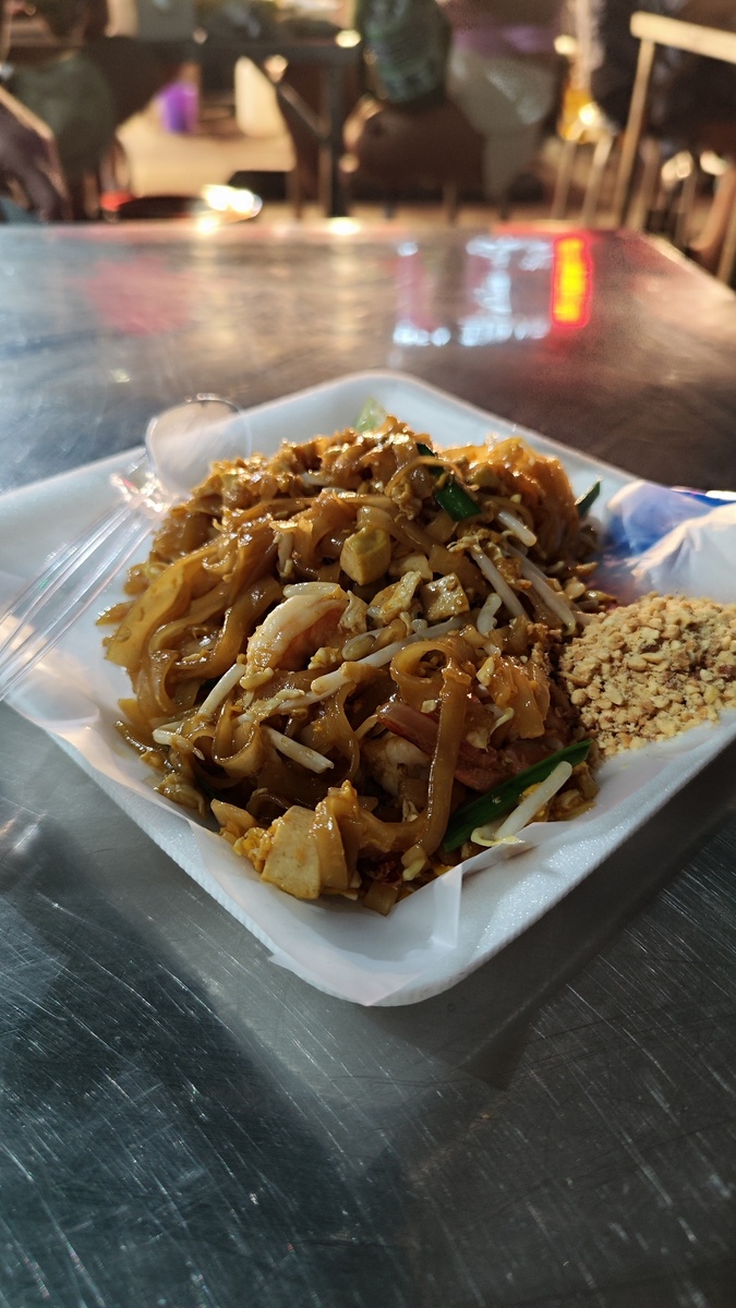 Пад Тай стоит брать на ночных рынках. Там он всегда очень вкусный.