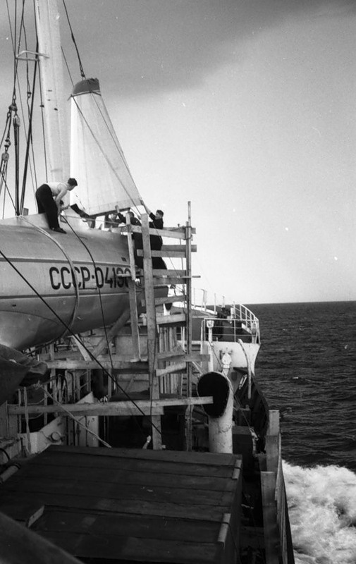 "Обь" с самолетом на борту в очередном переходе в Антарктиду. Фото из интернета