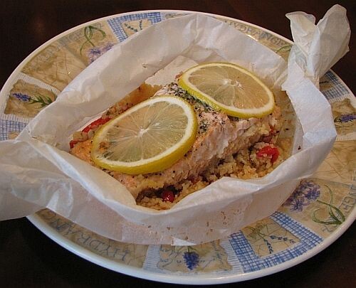 Лосось в пергаменте с кускусом и сладким перцем