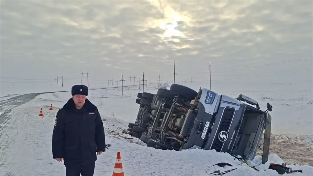     Водитель грузовика на дороге Гай Ириклинский погиб в ДТП. Фото: скриншот видео УМВД России по Оренбургской области.