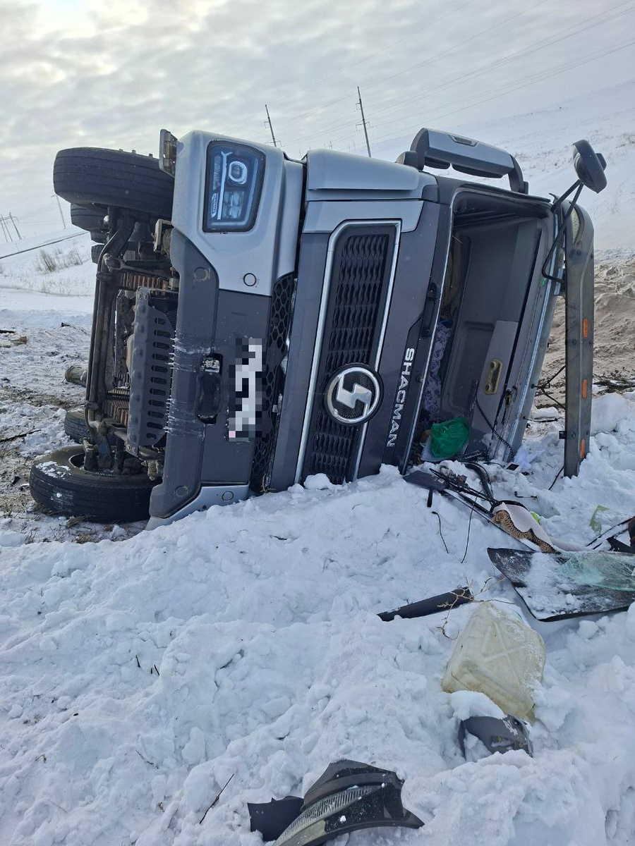 Пострадавший в ДТП грузовик. Фото: ОМВД "Гайский".
