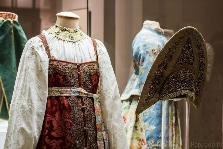 Экспонат, демонстрирующий традиционный русский женский костюм XIX века: рубаха, сарафан с узорной отделкой и кокошник