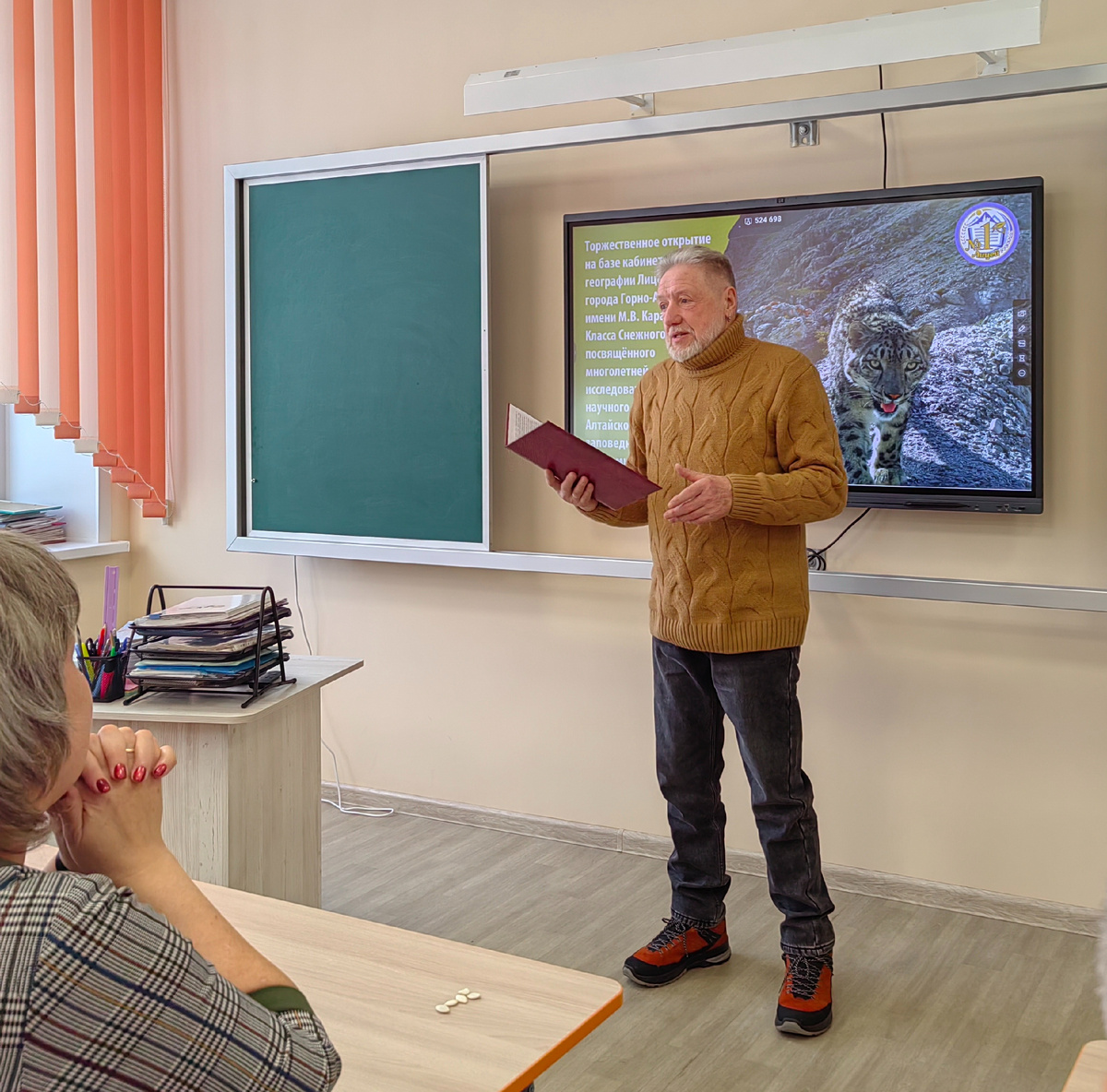 Евгений Веселовский зачитывает приветственное слово от Сергея Спицына.