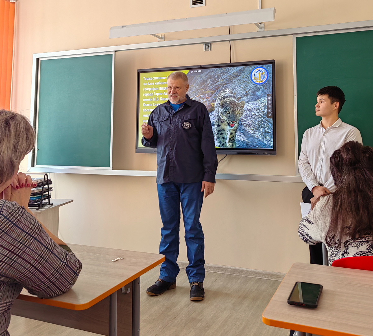 Собравшихся на открытии класса приветствует директор Алтайского заповедника Игорь Калмыков.
