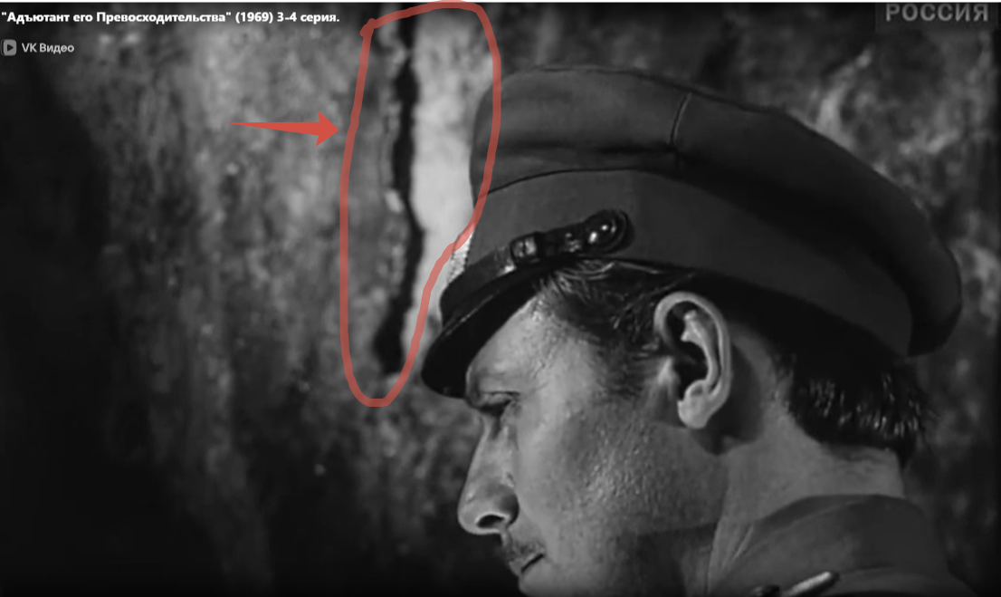  Сцена из фильма:  у кабинета главнокомандующего. Старый, как мир способ получения информации.