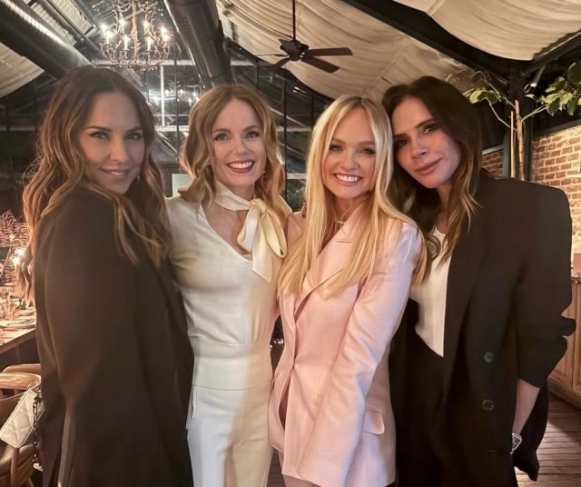    Виктория Бекхэм с коллегами из Space Girls. Фото: @victoriabeckham (instagram*)