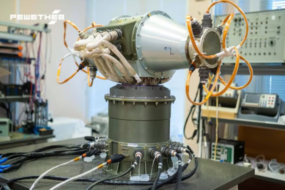   Двухстепенной блок механики для вращения солнечных батарей производства компании «Решетнёв»