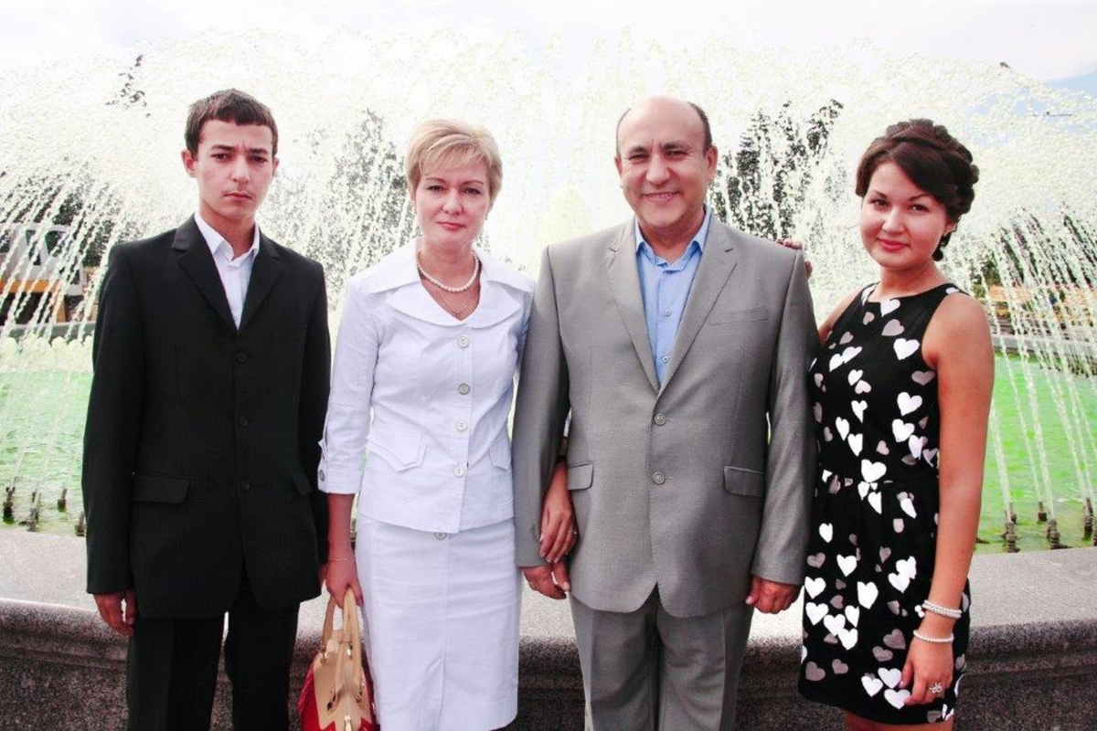 Науфал Янбухтин с супругой и детьми. Фото: из семейного архива ЯНБУХТИНЫХ