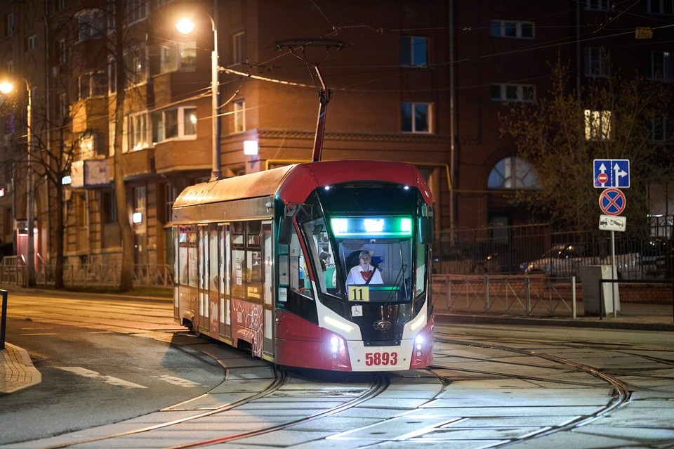    На выезде с конечной остановки «Дамба» в Ульяновске встали трамваи. Фото: архив КП