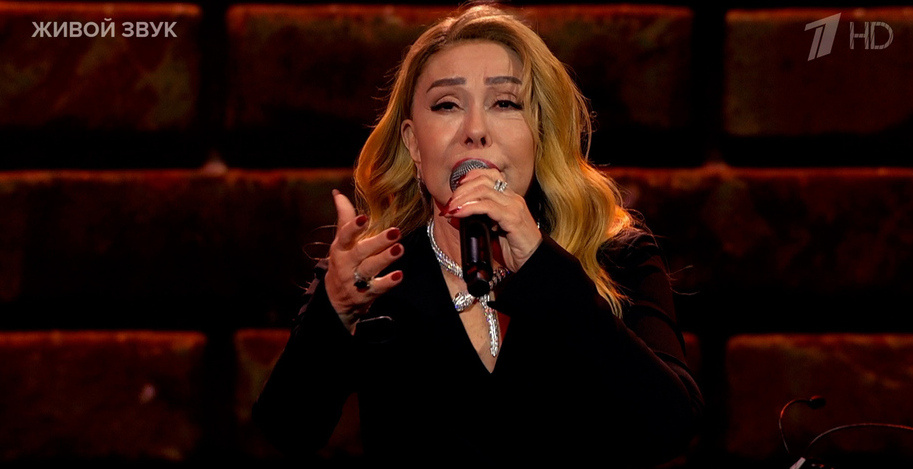 Любовь Успенская на сцене. Фото Яндекс.Картинки. 