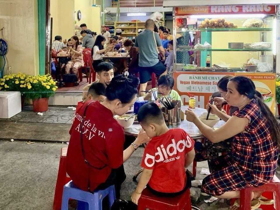 Khánh Ly — хороший вариант, если хочется быстро и недорого поесть после прогулки. Фото: Елена Чернышова