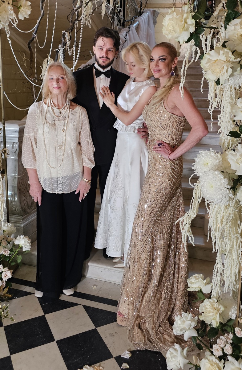Анастасия Волочкова с мамой, дочерь. и зятем. Фото: Клео.ру