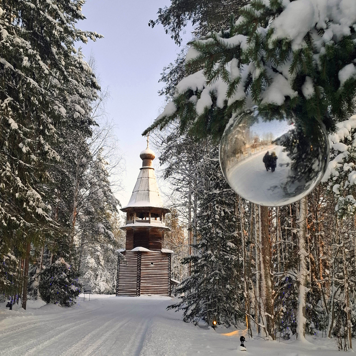 Одевайтесь тепло и многослойно, и тогда никакие холода не будут мешать вашим зимним прогулкам. В шаре — наше отражение, одеты по погоде, гуляем по «Малым Корелам»