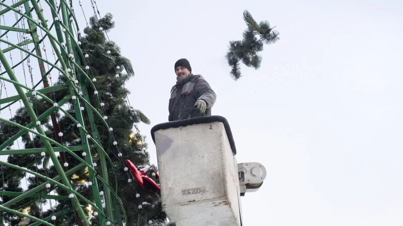     Новогодний городок разбирают в Барнауле, январь 2026. Анна Зайкова