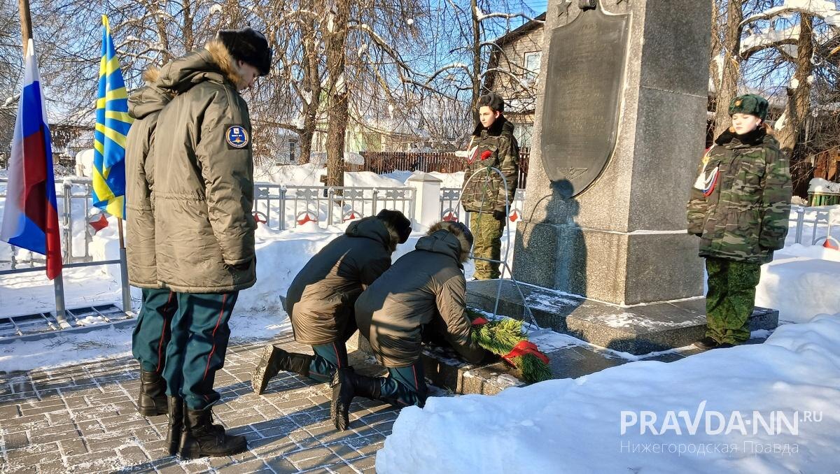    Участники торжества возложили цветы к памятнику герою в Большом Козино