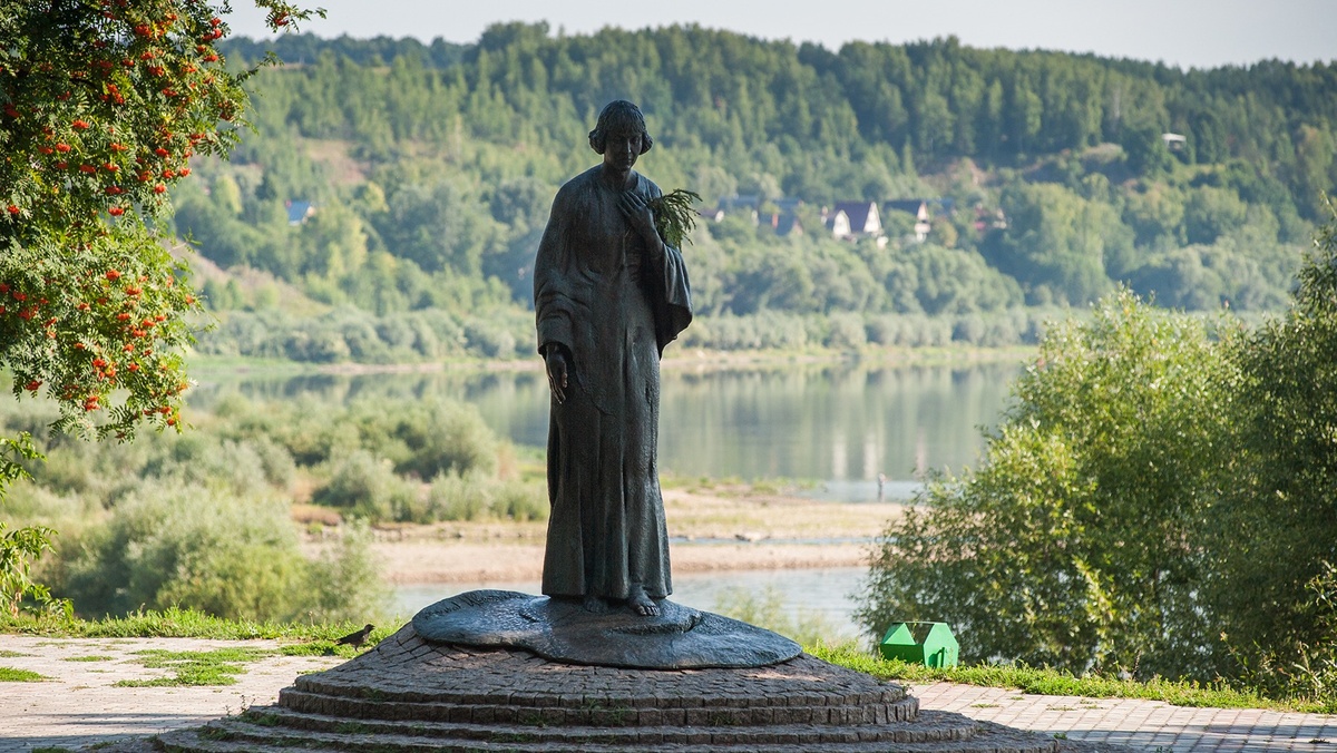 Таруса, Памятник Марине Цветаевой в городском сквере